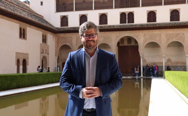 inigolanda's tweet photo. El trepa @FranHervias @CiudadanosCs a la calle con su #Cuponazo.
A este paso va a dar la Rueda de Prensa el perro de #falangito @Albert_Rivera. https://t.co/g60WXZzob2
