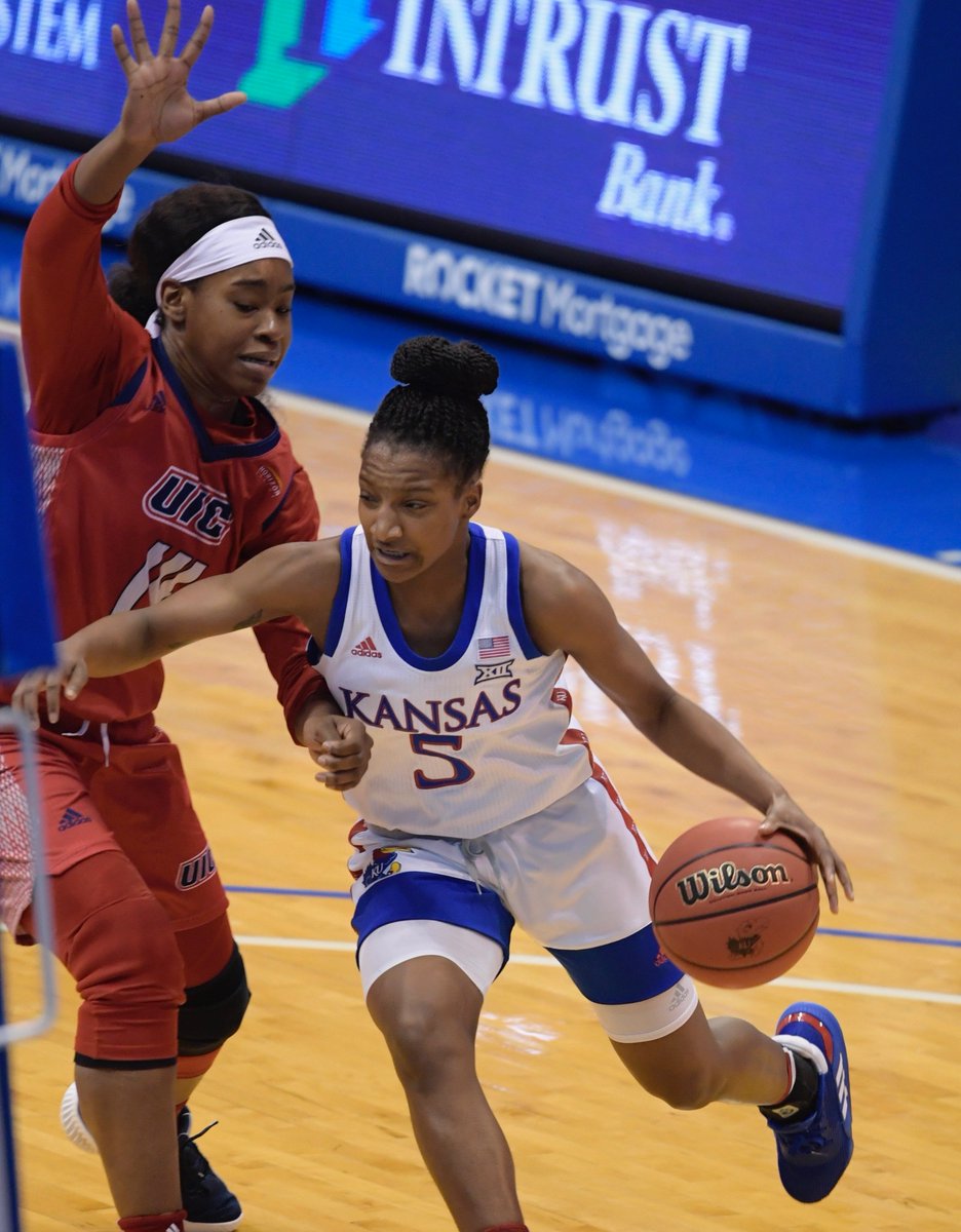 KUWBball's tweet photo. 📸 𝙒𝙚'𝙧𝙚 𝙝𝙖𝙫𝙞𝙣𝙜 𝙛𝙪𝙣 𝙩𝙤𝙙𝙖𝙮!
#KUwbb vs #UICwbb https://t.co/iffrOThDHA
