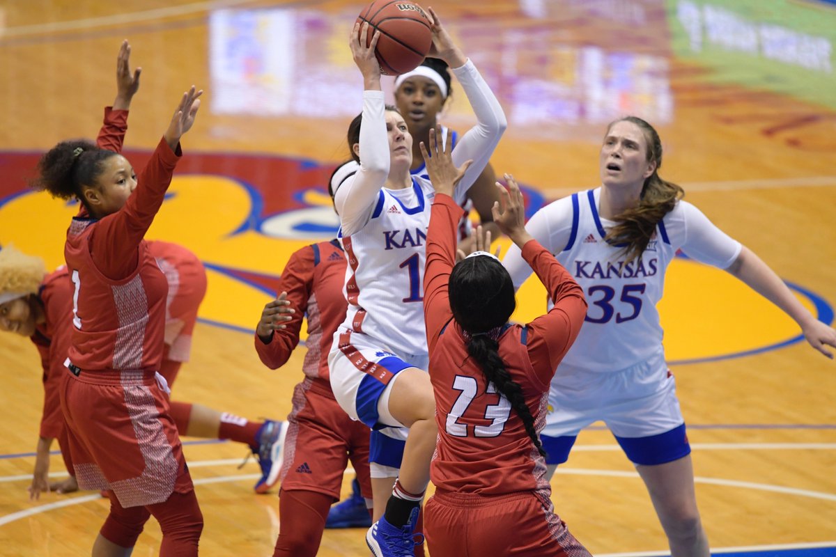 KUWBball's tweet photo. 📸 𝙒𝙚'𝙧𝙚 𝙝𝙖𝙫𝙞𝙣𝙜 𝙛𝙪𝙣 𝙩𝙤𝙙𝙖𝙮!
#KUwbb vs #UICwbb https://t.co/iffrOThDHA
