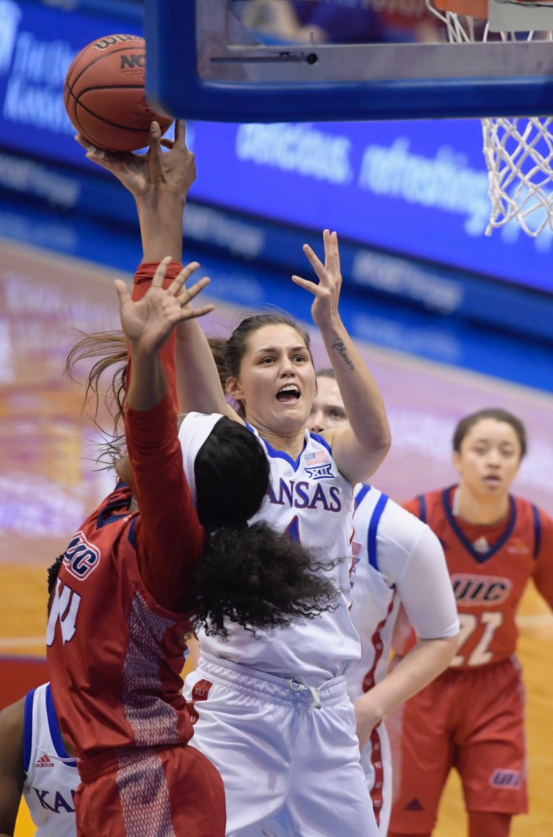 KUWBball's tweet photo. 📸 𝙒𝙚'𝙧𝙚 𝙝𝙖𝙫𝙞𝙣𝙜 𝙛𝙪𝙣 𝙩𝙤𝙙𝙖𝙮!
#KUwbb vs #UICwbb https://t.co/iffrOThDHA