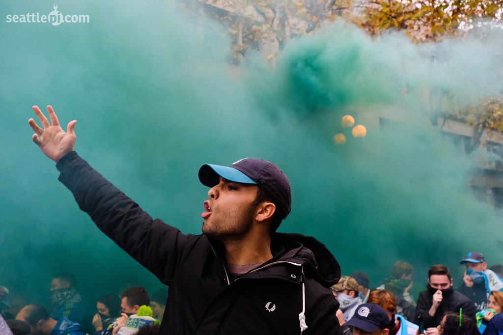 photogenna's tweet photo. Sounders fans participate in the pregame #MarchtoMatch before the #MLSCupFinal against Toronto https://t.co/Nzt5md886m