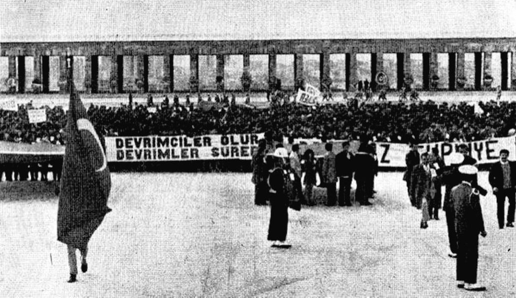 #ALINDI #MehmetBüyükarı 
#10Kasım1970
Dev-Genç,TÖS,TMGT,ÜNAS,ÜniversiteÖğrenciBirlikleri
SağlıkİşçileriSendikası ve YapıİşçileriSendikası tarafından
#Atatürk Anıtkabir'de birlikte anıldı
Anmada konuşan Dev-Genç Başkanı ErtuğrulKürkçü“Yeni bir kurtuluş savaşının eşiğindeyiz”dedi