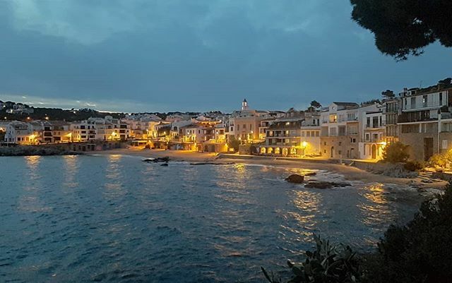 cgonbag's tweet photo. Calella de Palafrugell 🌅. Baix Empordà ♥️
.
.
.
.
#calelladepalafrugell #paradacapdesetmana #calella #platja #november #noviembre #anochecer #picoftheday #lights #palafrugell #baixemporda #girona #catalunya #weekend 🦕�� https://t.co/pfvYoNnj7B https://t.co/wLaFL9JyyT