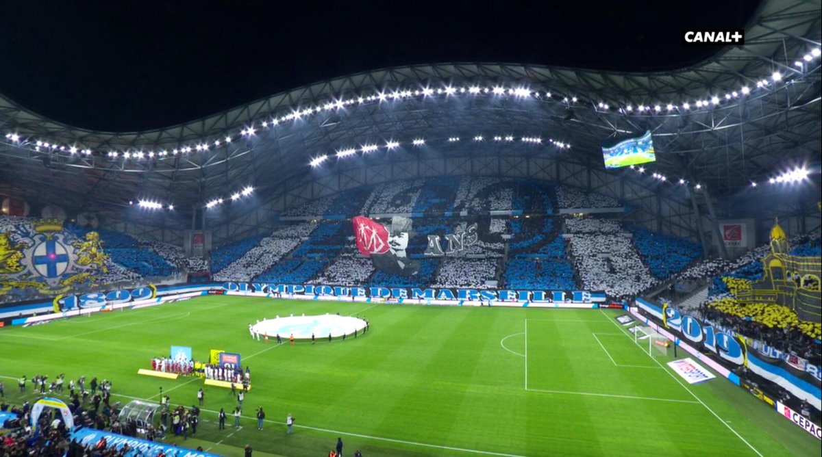 ActuFoot_'s tweet photo. Superbe tifo au Vélodrome pour les 120 ans de l’Olympique de Marseille. 🤩⚪️🔵

📸 Canal+ https://t.co/H5WbzYSfIG