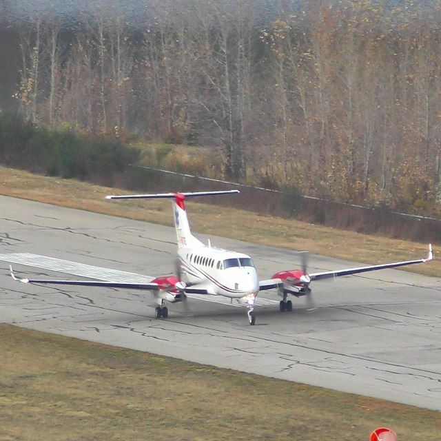 The mighty King Air 350 arriving at CZNL a few days ago.
.
.
.
#kingair350 #cznl #nelsonbc #carsonair #cfkte #superkingair350 #kingairb300 #airambulance #medevac #avgeek #gyropark #beechcraft #beechcraftkingair ift.tt/2CscxWC