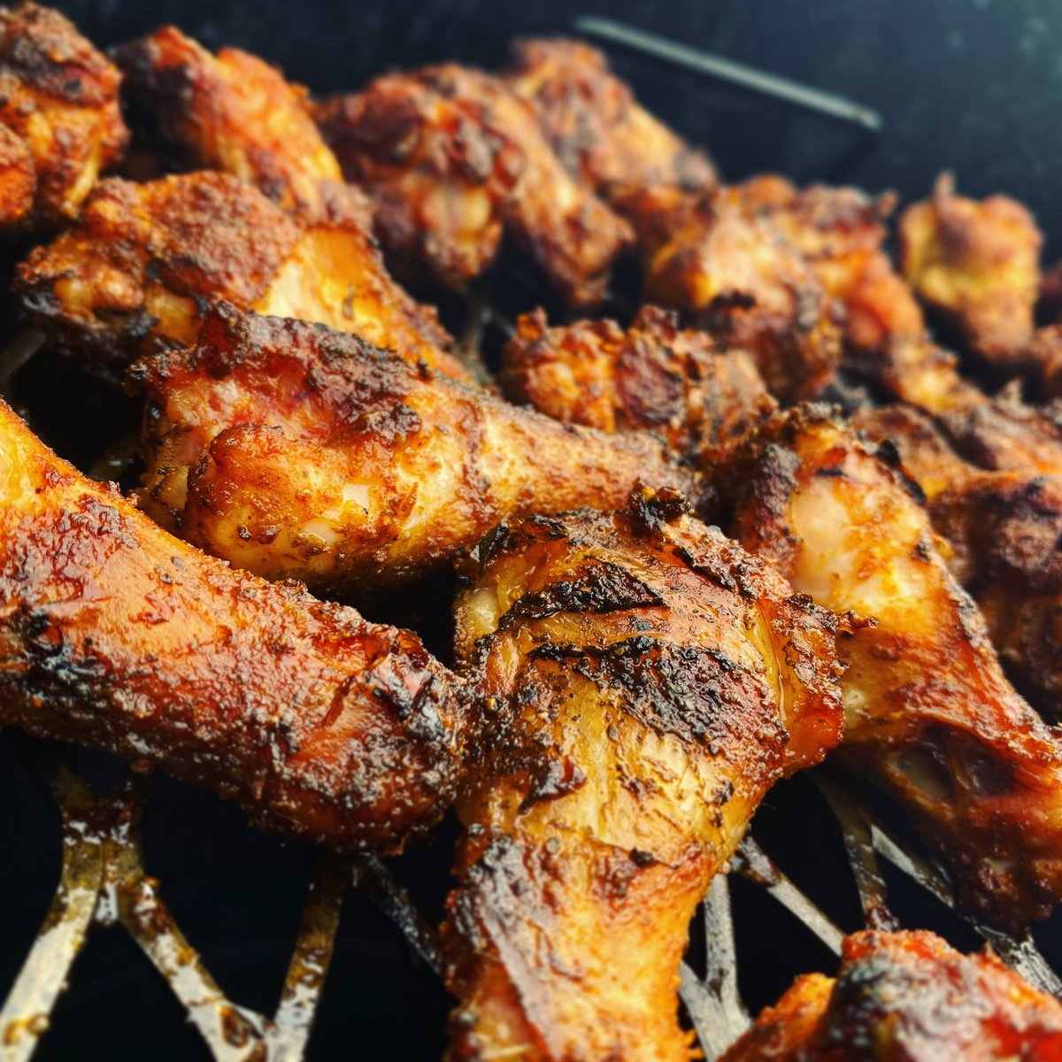 DudeBBQ's tweet photo. Smoked some wings for the @ChicagoBears game on the @HunsakerSmokers. #dabears #wings #smoked #bbq https://t.co/OXj02ietBd