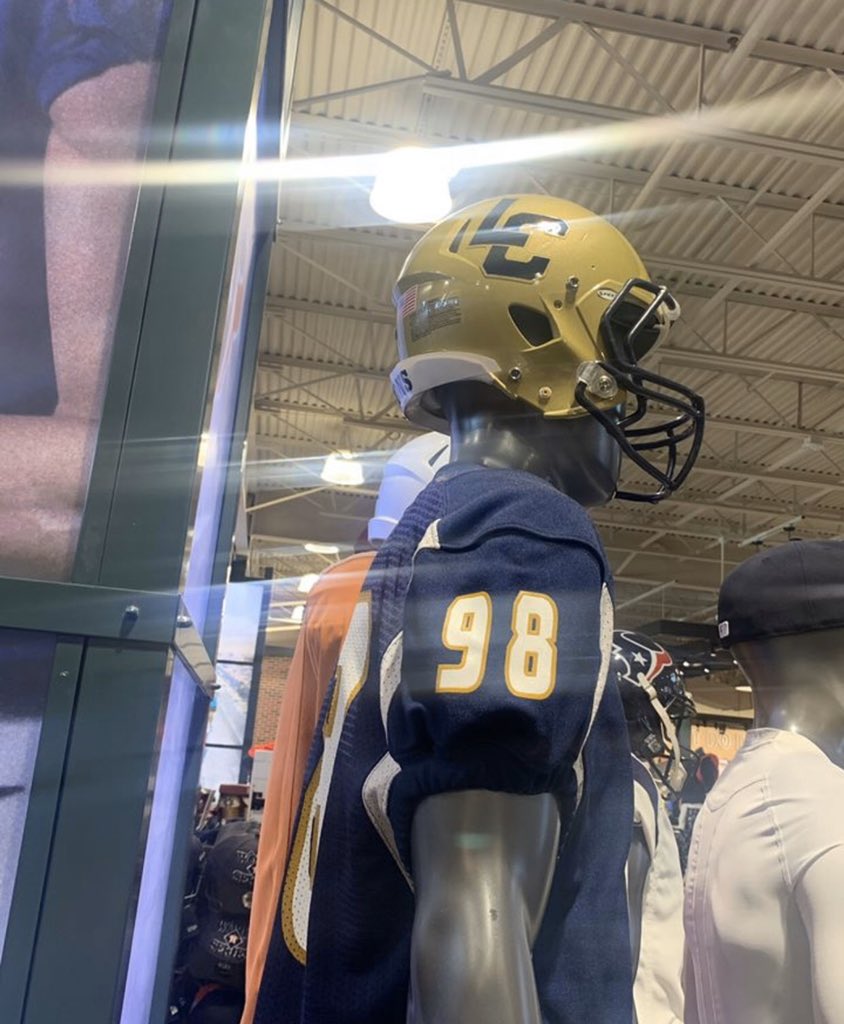 LClionsPTO's tweet photo. Look what was spotted at the DICK’S Sporting Goods store in the Woodlands!!!!! So awesome... GO LIONS!!!! @LakeCreekFBall @Tommaney_LCHS @FlemingInTheDen @StoweFoSho @PhilTweaton @Miller_LCHS https://t.co/35hp8UaWEt