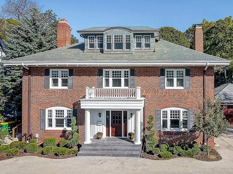 MilwRelocation's tweet image. Lake Lake Michigan Stunner! $1.7 mil in top-to-bottom updates. Views from 7 rooms. Ride the funicular to the lake! $2,450,000 Shorewood WI 
bit.do/3900-N-Lake-Dr…