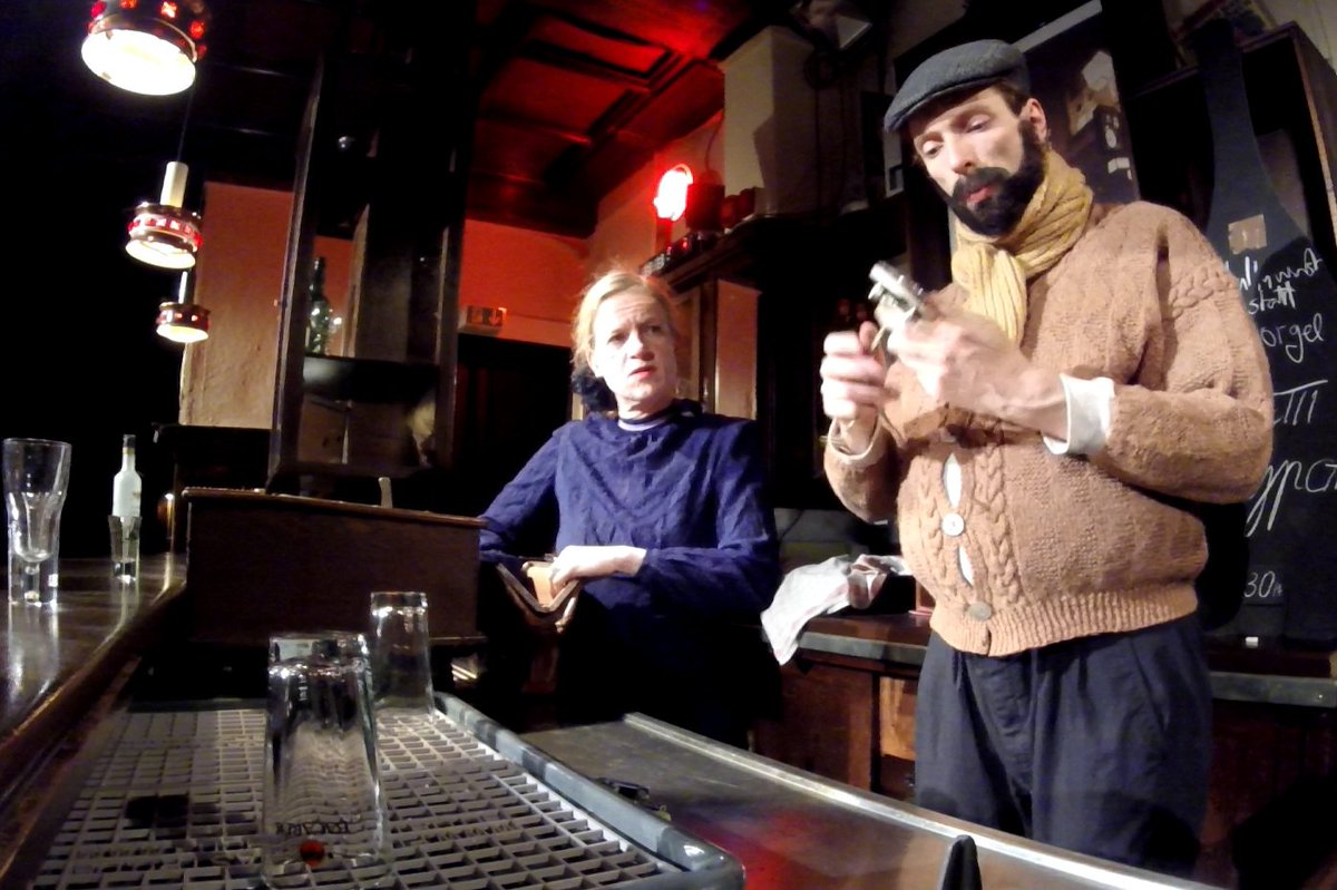 DIE SEIFENOPER-IMPROSCHAU Staffel IV | Folge 48 »anno 1950: Nationale Front: 99,7 Prozent« vom 7. Feb 2017 — Gast: <a href="/FabjungJungmann/">Christoph Jungmann</a>
→ Am 9. Dez. 2019 feiern wir die 75. Folge mit einem Spezial im @WERK_2_Leipzig #südknecht75 #hornserben #improsoap #Leipzig #improv #DDR