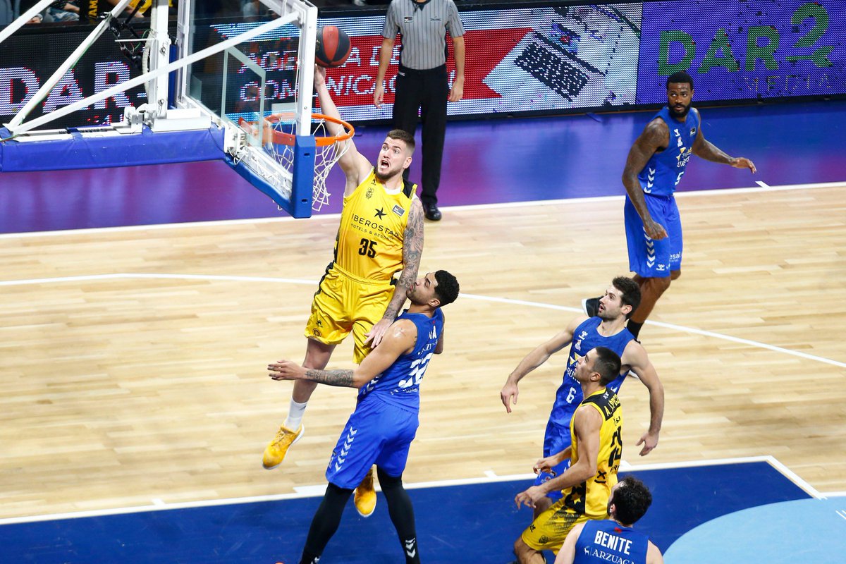 Franguerra355's tweet photo. Great win last night !🏀💥.
#FG35 #VamosCanarias🇮🇨 https://t.co/McTohbW28J