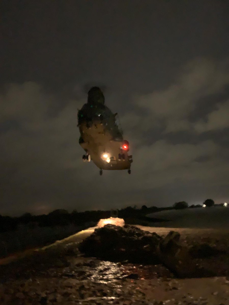 RAF Chinooks and @Joint_Heli have again been called upon to lend assistance. We are up in Doncaster moving tonnes of aggregate to a cut off spit of land to shore up flood defences and improve drainage <a href="/MyDoncaster/">City of Doncaster Council</a> <a href="/RoyalAirForce/">Royal Air Force</a> <a href="/ComdJHC/">Air Vice-Marshal Alastair Smith</a> @StnCdrRAFOdiham