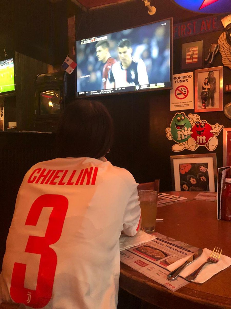 CeciluGrifo's tweet photo. #SerieAxESPN apoyando a la Juve desde Panamá! Y extrañando a Chiellini @aagulla_espn @Palomo_ESPN https://t.co/EovYb6PJve