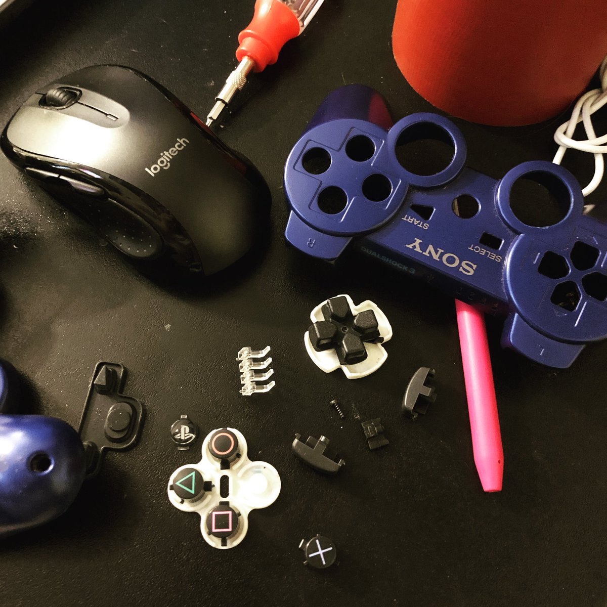 CarrieSumnerArt's tweet image. Sick of this dingy blue color, so you know what? HYDRO DIP TIME~ #hydrodipping #ps3 #ps3controller #diyforlife😆✌🏻 #suchanerd🤓 #ihadsomespraypaintsittingaround @thekingofrandom
