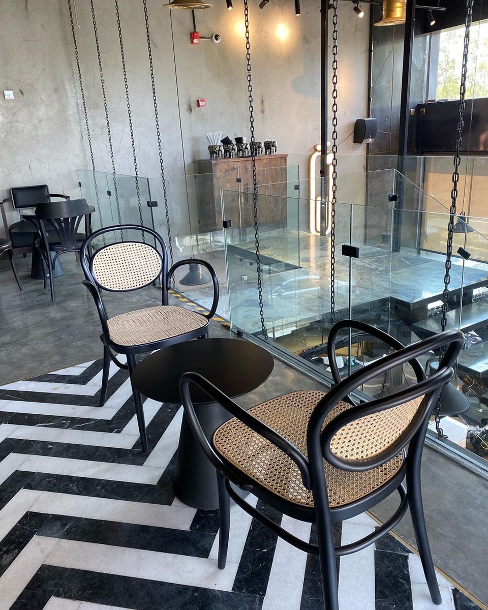 jeddah_cafe2's tweet photo. كافيهblack potion  #جدة_الان #جدة
حي الروضة شارع الكيال

كابتشينو ١٨ ريال (⚖️١٠/٩).
- لاتيه ١٩ريال (⚖️١٠/٩).
- سويت بوشن ٢٤ ريال (⚖️١٠/٩).
👨🏻‍🍳الخدمة: ١٠/٩
💫التجربة: ممتازة

https://t.co/L2k9mrOq7G https://t.co/jlLaucbBgr