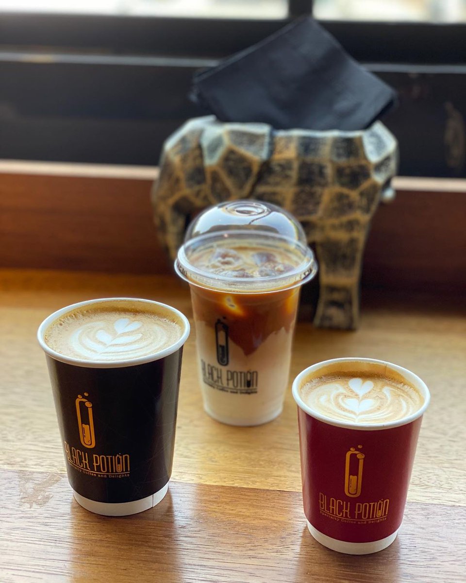 jeddah_cafe2's tweet photo. كافيهblack potion  #جدة_الان #جدة
حي الروضة شارع الكيال

كابتشينو ١٨ ريال (⚖️١٠/٩).
- لاتيه ١٩ريال (⚖️١٠/٩).
- سويت بوشن ٢٤ ريال (⚖️١٠/٩).
👨🏻‍🍳الخدمة: ١٠/٩
💫التجربة: ممتازة

https://t.co/L2k9mrOq7G https://t.co/jlLaucbBgr