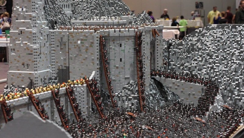 posadatermina's tweet photo. Recrean con figuras de LEGO la batalla del Abismo de Helm de 'El Señor de los Anillos: Las Dos Torres'. Más de 150.000 bloques y 1.700 figuras componen este espectáculo que ha llevado la friolera de 4 meses en ser realizado. https://t.co/cgpdwsKeoV