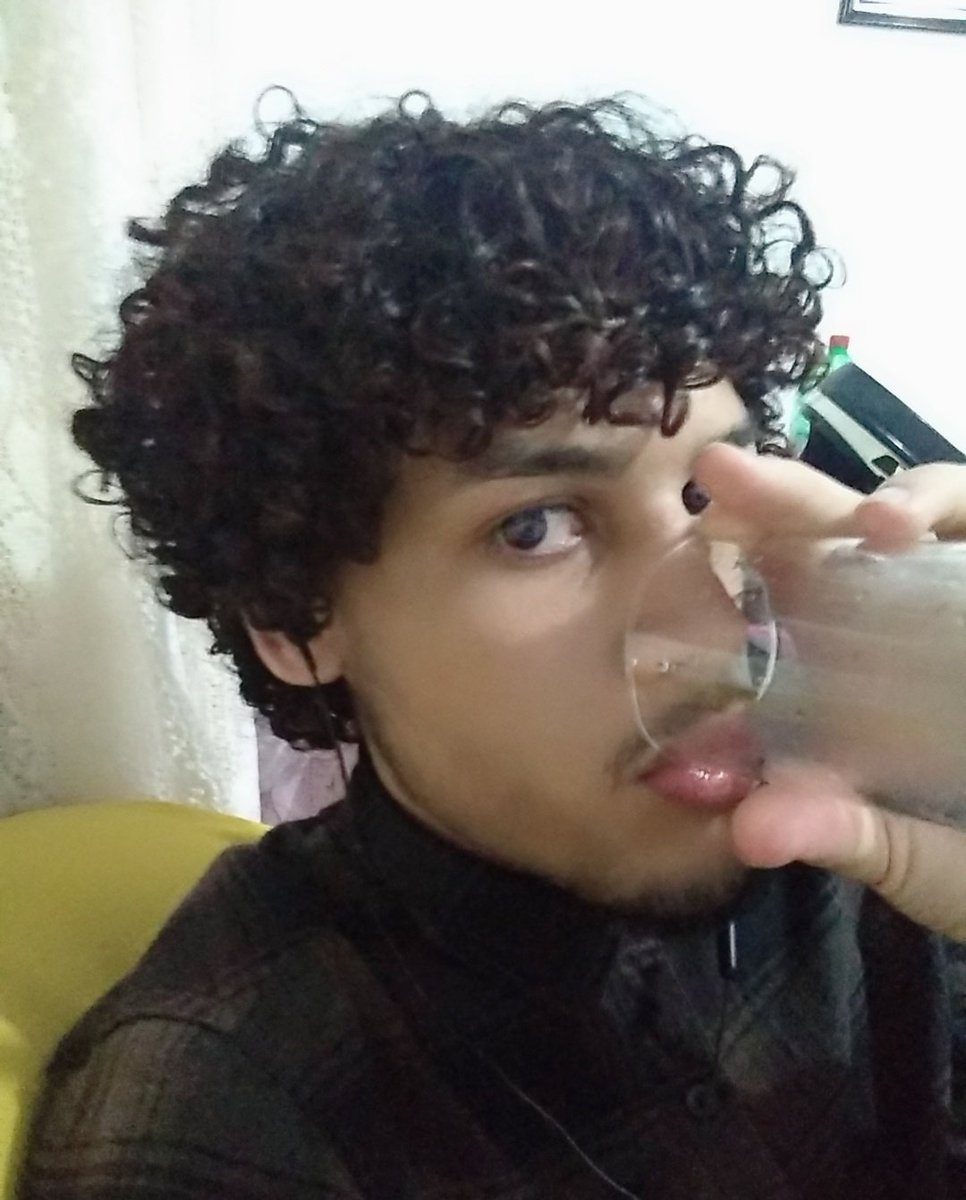 vemgabr's tweet photo. feio e narigudo #yesimLGBTQ https://t.co/NGZZGS3fM9