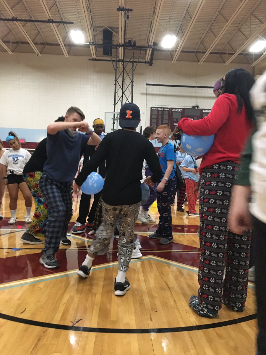 arends_lauren's tweet photo. #unifiedhuskies had a blast at the #YAS2019 @oprfhshuskies @SpecialOlympics #oprfhs 🍽🛏🔴🔄 https://t.co/4AmPyxWvN7
