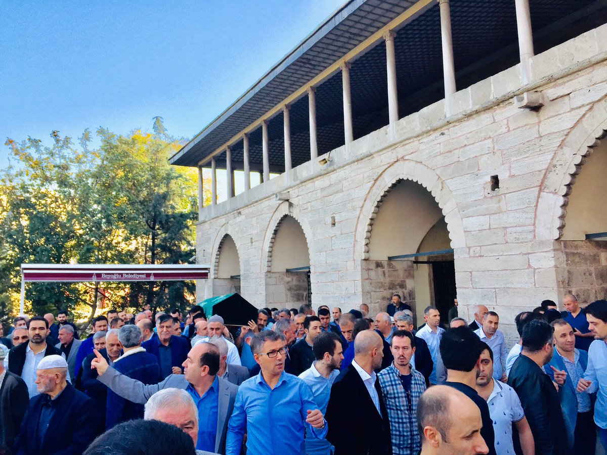 Acılar ve kederler paylaşıldıkça azalır ve hafifler 
Merhum Muhlis GÜVENÇ Bey’i ve Hatun YANIKDAĞ Hanım’ı Piyalepaşa Camiinden Ebediyyete Uğurladık yakınlarına <a href="/beyoglubld/">Beyoğlu Belediyesi</a> Başkanımız <a href="/haydaraliyildiz/">🇹🇷Haydar Ali YILDIZ</a> ‘ın Taziyelerini ilettik
Mekânı cennet olsun