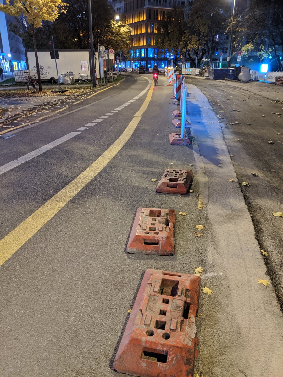 runtervomradweg's tweet photo. Klar, wenn der #Radweg am #Oberanger schon so schmal ist und andauernd als Überholspur des Gegenverkehrs missbraucht wird, kann man natürlich auch noch mit der Baustellenabsperrung den Platz halbieren. #RunterVomRadweg https://t.co/nxf8pvJeuE