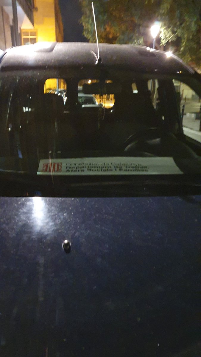 oriolgallardo's tweet photo. @barcelona_GUB tener este cartito en el coche da derecho a plaza de parking gratis en la zona de carga y descarga? https://t.co/eHi58xS67P