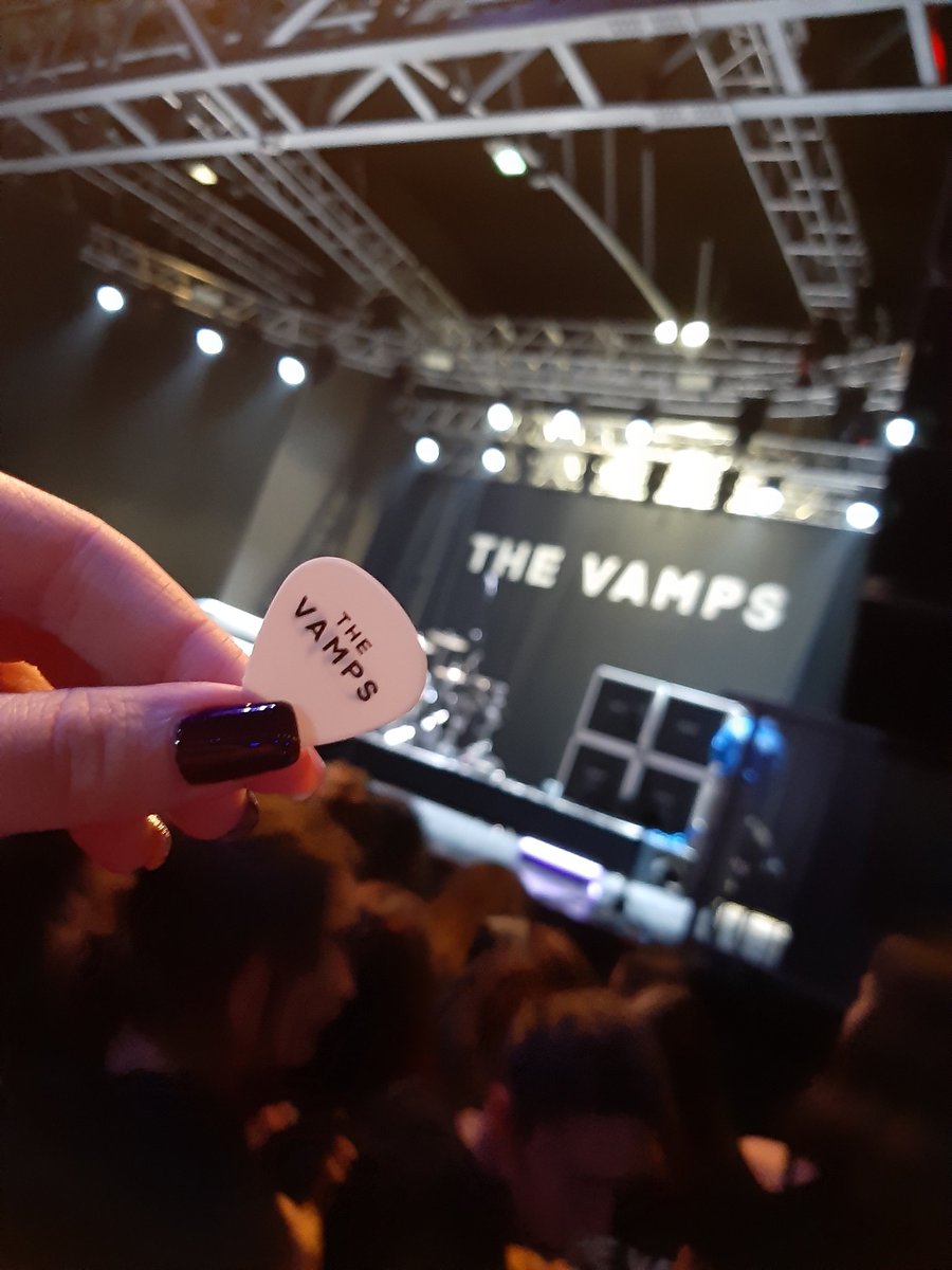 JenniJedhead's tweet photo. It was the best decision to fly from Hungary to Milan, just to see The Vamps. A big THANK YOU for @TheVampsband for making my last night ever as a teenager the best it could be.❤ https://t.co/IfZZpa3yry