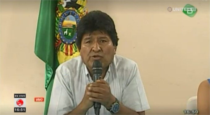 PanAmPost_es's tweet photo. #URGENTE | El dictador Evo Morales al RENUNCIAR: "Tengo la obligación de buscar la paz. Estoy enviando mi carta de renuncia a la Asamblea Legislativa Plurinacional de #Bolivia" (Más info en breve en https://t.co/Pf3iLrN9cv) #10Nov #FraudeBolivia https://t.co/fOUBpcdGml