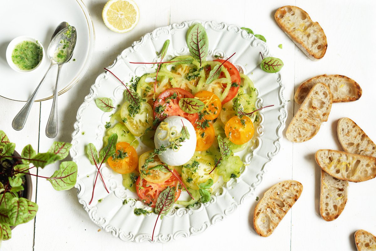 Salade met buffelmozzarella en Coeur de Boeuf tomaat thelemonkitchen.nl/salade-met-buf…