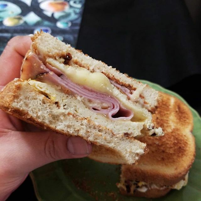 Hozer505's tweet photo. Omelets = good
Breakfast sammies = good
Omelet sammich = LAWDAMERCY
#FatKidCode #FoodPorn #TeamPiggy #BreakfastSandwich https://t.co/OzQzLPtlZN https://t.co/bfo8WqhOFN