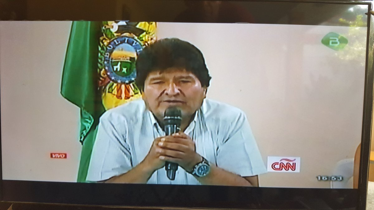 XreyesTrinchera's tweet photo. La renuncia de Evo Morales es el resultado de un burdo fraude electoral y no un golpe de estado. Morales y su partido pretendieron, como Daniel Ortega, mantenerse por la fuerza pero el pueblo boliviano salió a las calles a defender su democracia. Que reflexionen los dictadores https://t.co/q5yPbgTQrh