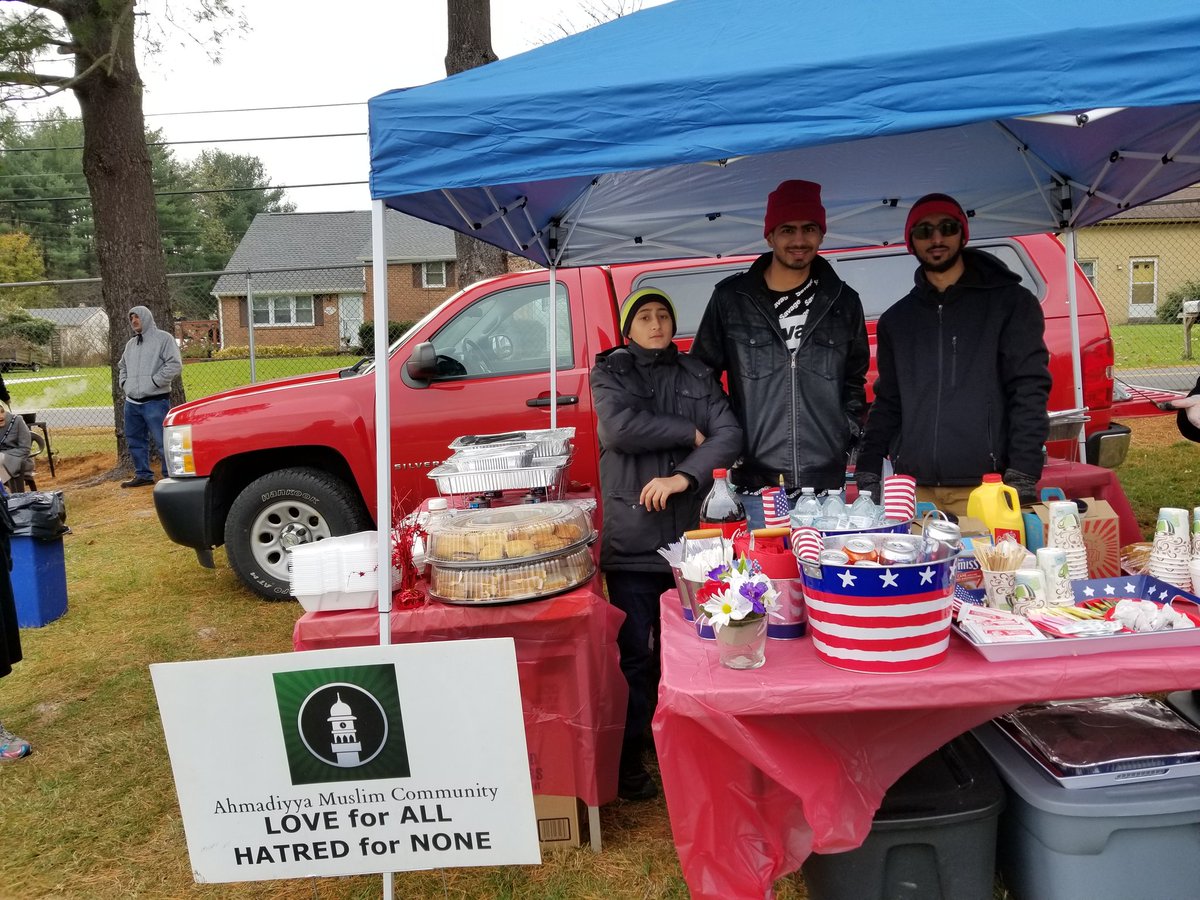 AhmadiyyaMechan's tweet photo. Moments from today's #Veterans Memorial ceremony at Willow Mill Park #SilverSpring #Mechanicsburg #MuslimsForRemembrance #MuslimsForVeterans @MKA_USA
It was a pleasure meeting our Veterans and neighbors. https://t.co/0ML8DpC4gT