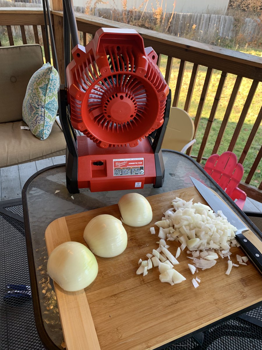barnett_'s tweet image. For a tear-free onion cutting experience I use my @MilwaukeeTool fan! #lifehack #domesticengineering