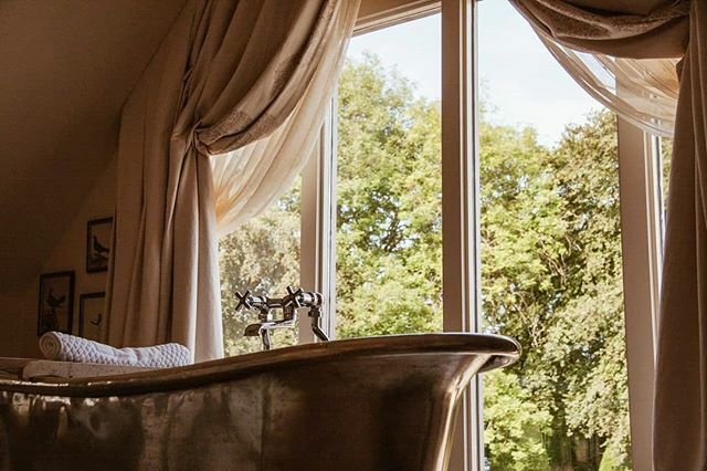 WHCopperbaths's tweet photo. 📸 : @dormyhouse Wouldn't you love to while away a few hours here?!
​
​To bring a touch of William Holland magic to your home, be sure to enter our competition to win a miniature copper bath via the link in our Bio! There's still time to win a little … https://t.co/gwnwqWcm5a https://t.co/t4AG5wjB35