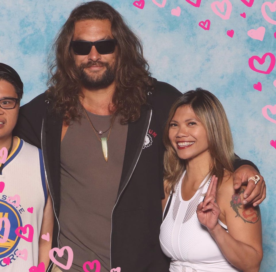 Reddit's tweet photo. "This is how my girlfriend posted our photo op with Jason Momoa."

https://t.co/OyPgu9sney via r/pics https://t.co/ZnOuh82ifr