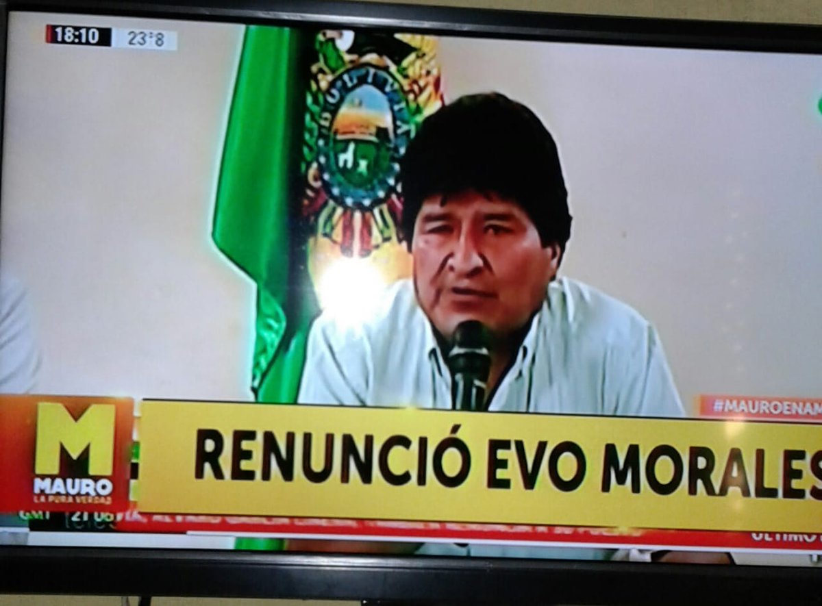 KANUELAS's tweet photo. Un indio como Evo renuncia para salvar vidas..
Un intelectual como Piñera no, prefiere sacrificar a su pueblo.
Somos distintos..
Prefiero a los indios..
"LA DERECHA MATA" https://t.co/xfK1FE9ilA