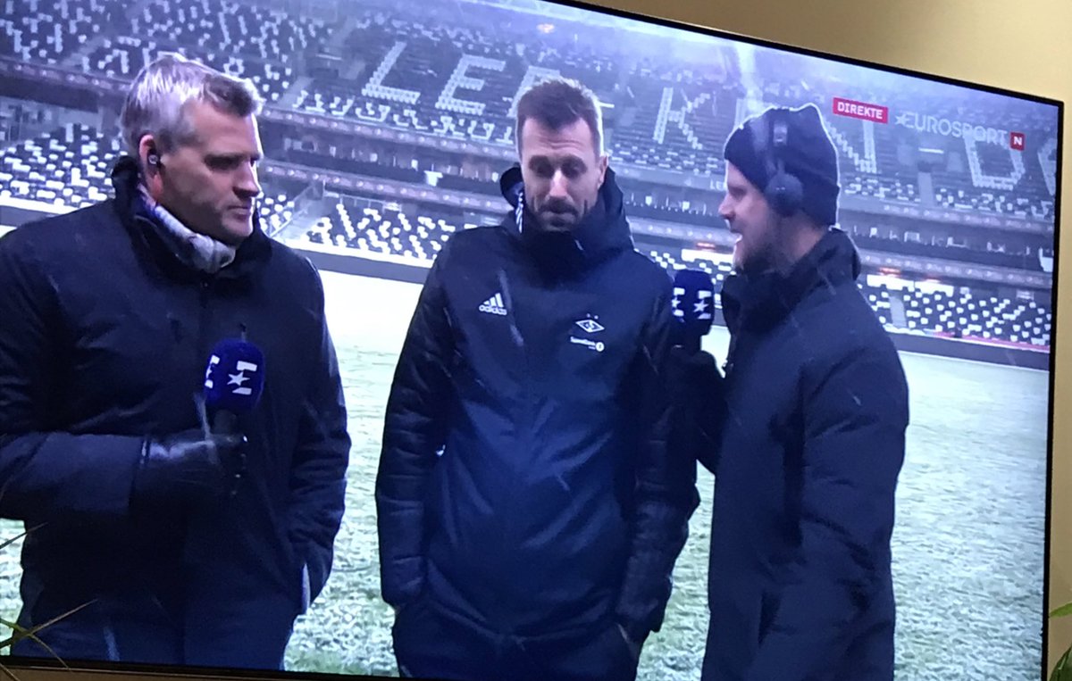 Fotballstova's tweet photo. To ekspertar står og diskuterer spelaruttak framfor trenaren som helst ikkje vil kommentere. Spesiell TV. https://t.co/VLMsKUMwiW