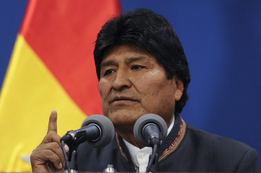 #Ahora <a href="/evoespueblo/">Evo Morales Ayma</a> renuncia para evitar la violencia, pero asegura que la lucha sigue. VicePresidente <a href="/GarciaLinera/">Alvaro Garcia Linera</a> dice que van a cumplir la sentencia de Tupac Katari: Volveremos y seremos millones.
