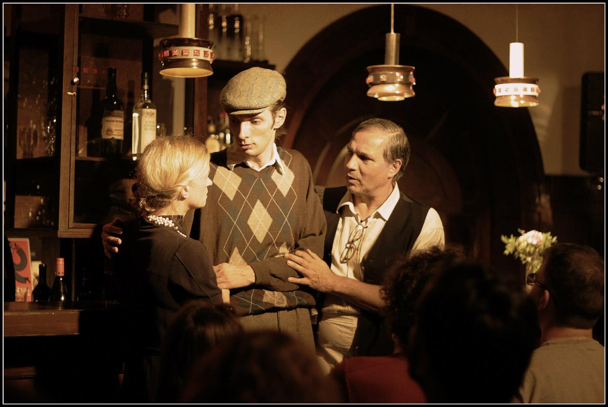 DIE SEIFENOPER-IMPROSCHAU Staffel I | Folge 5 »anno 1926: Schneller, höher, weiter!« vom 27. Sep 2012 — mit Gast Heike Ronniger
→ Am 9. Dez. feiern wir die 75. Folge mit einem Spezial im @WERK_2_Leipzig und zeigen Euch bis dahin einen Foto-Rückblick #südknecht75 #hornserben