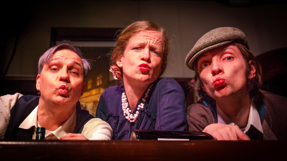 DIE SEIFENOPER-IMPROSCHAU Staffel I | Folge 7 »anno 1928: Algohol un Galbsgoddlädd« vom 27. Sep 2012 — Gast: Thorsten Giese
→ Am 9. Dez. feiern wir die 75. Folge mit einem Spezial im @WERK_2_Leipzig u. zeigen Euch bis dahin einen Foto-Rückblick #südknecht75#hornserben #improsoap