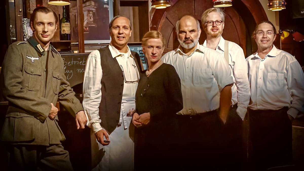 DIE SEIFENOPER-IMPROSCHAU Staffel III | Folge 27 »anno 1942: Bomben und Sklaven« vom 7. Okt 2014 — Gast: Christof Düro
→ Am 9. Dez. feiern wir die 75. Folge mit einem Spezial im @WERK_2_Leipzig u. zeigen Euch bis dahin einen Foto-Rückblick #südknecht75 #hornserben #improsoap