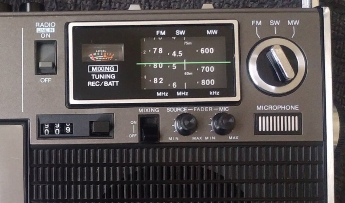 CasiopeaStars's tweet photo. #ラジカセ SONY CF-1700(Studio1700) 1973年発売、32800円。#スカイセンサー をラジカセにしたような感じで #BCL マニアも唸らす抜群のデザインですね。ずっと見てても飽きません(笑)当時ソニー自慢のマニア向け12cm2.7W #ULMスピーカー 内蔵。これがまた素晴らしい音質。#Pro1900 
でも使ってますね。 https://t.co/HylijzTCLO
