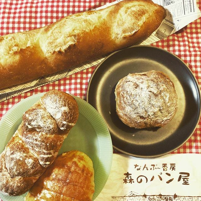 indoormom_com's tweet photo. 今日の #朝ごパン #南富良野 「なんぷ〜香房 森のパン屋」で買ったパンたち。
森のパン屋だけど、全然森じゃなくて道の駅横の拓けたとこにあるよ。
#フランスパン の袋が可愛い。
#バタール #babca #北海道 #furano #幾寅 #パン屋さん巡り #ぱんすたぐらむ https://t.co/196gfLpmIA