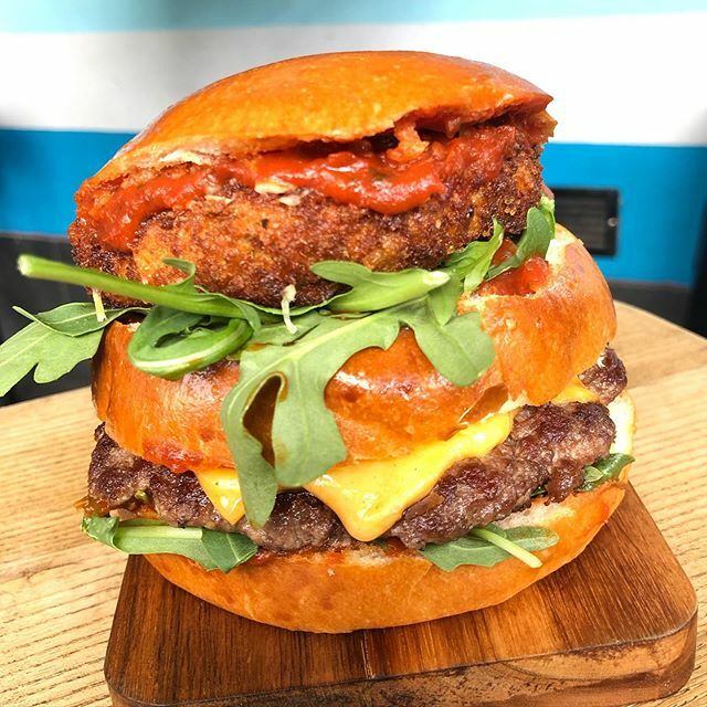 FoodBloggerAust's tweet photo. Did someone say lasagna 🤔
This is the Garfield Special at @grandtrailerpark ————————————————————————
This delicious creation of a burger has;
Beef Pattie
Cheddar Cheese
Lasagna Croquette
Tomato Napoli Sauce
Parmesan Cheese
Rocket Leaves
Definitely a … https://t.co/bsiMgqhWO0 https://t.co/OOcMytcQLn
