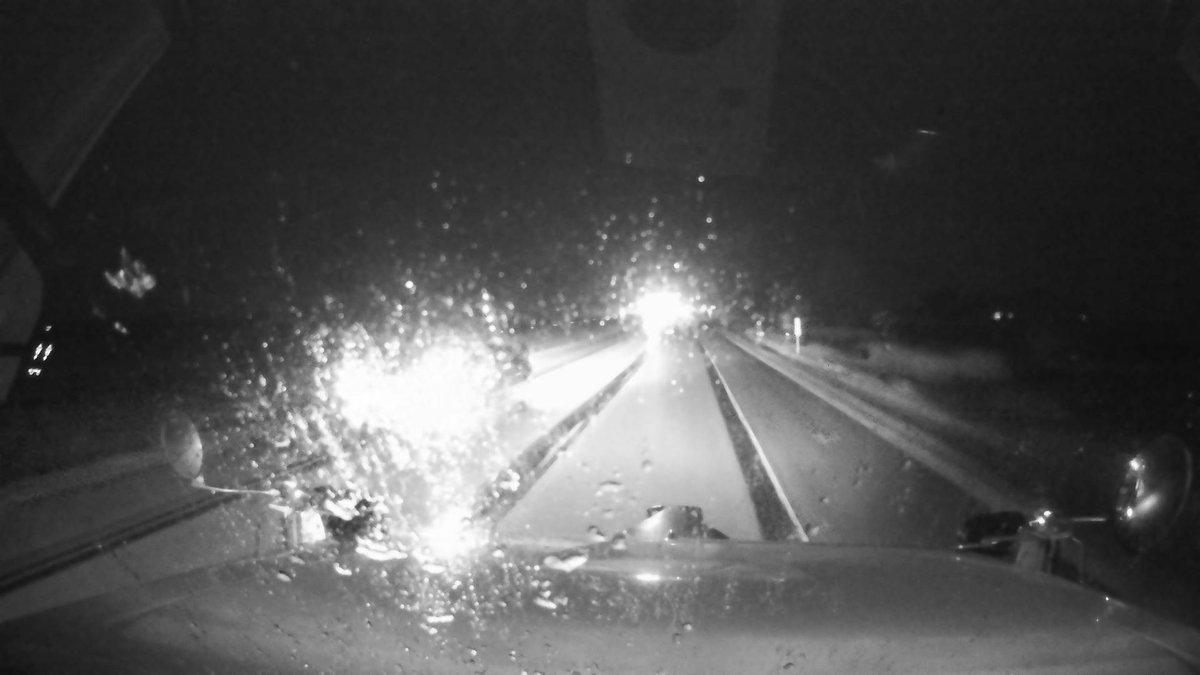 Interstate 35 near Huxley = snow covered and likely very slick. Evident on <a href="/iowadot/">Iowa DOT</a> plow camera. #iawx