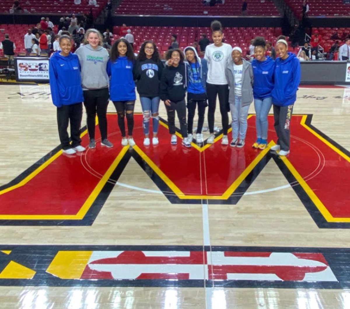 SLGirlsBBall_'s tweet image. Seeing is believing.. and representation matters. Loved seeing some of our Seahawks enjoying a Top 10 @ncaawbb battle between #4 @umdwbb and #8 @GamecockWBB . #GoSeahawks 😃💙💚🏀