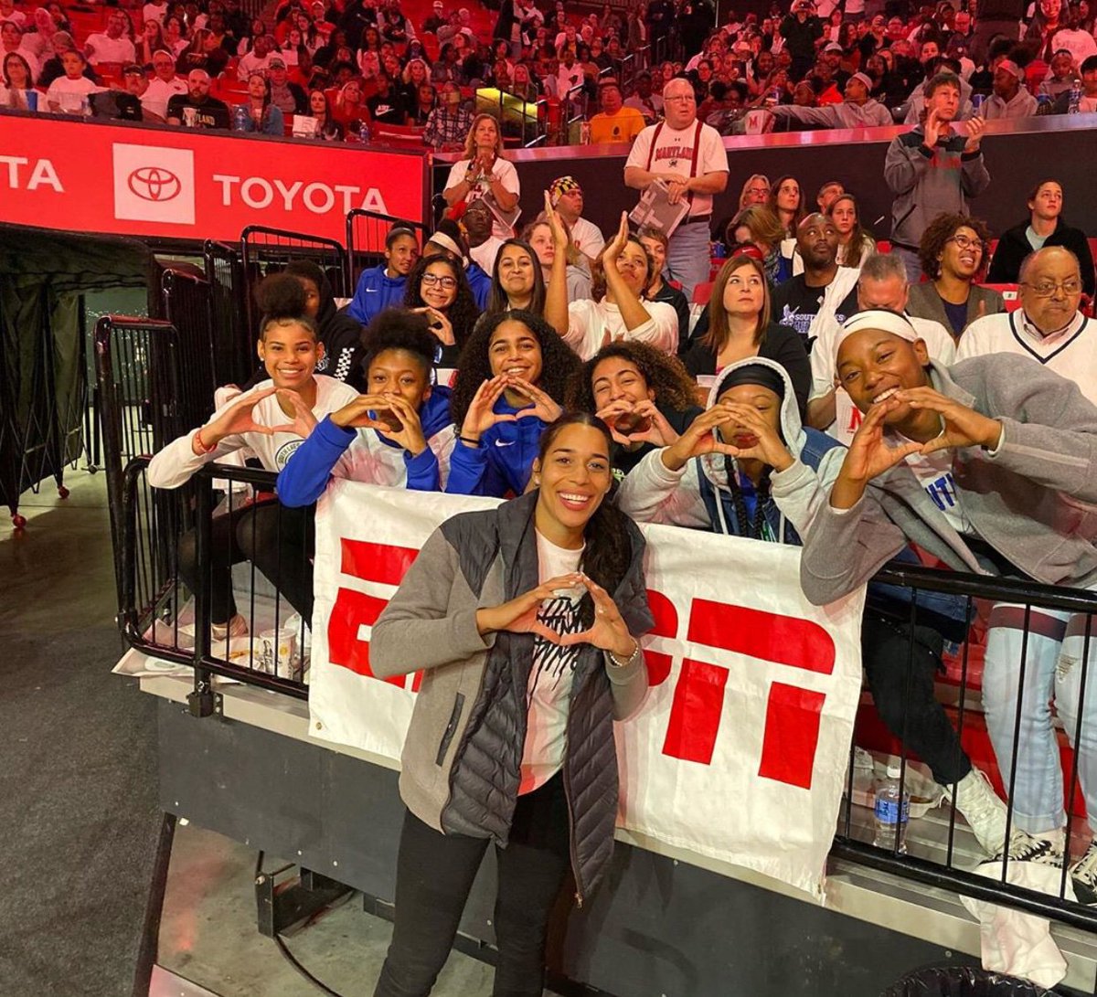 SLGirlsBBall_'s tweet image. Seeing is believing.. and representation matters. Loved seeing some of our Seahawks enjoying a Top 10 @ncaawbb battle between #4 @umdwbb and #8 @GamecockWBB . #GoSeahawks 😃💙💚🏀