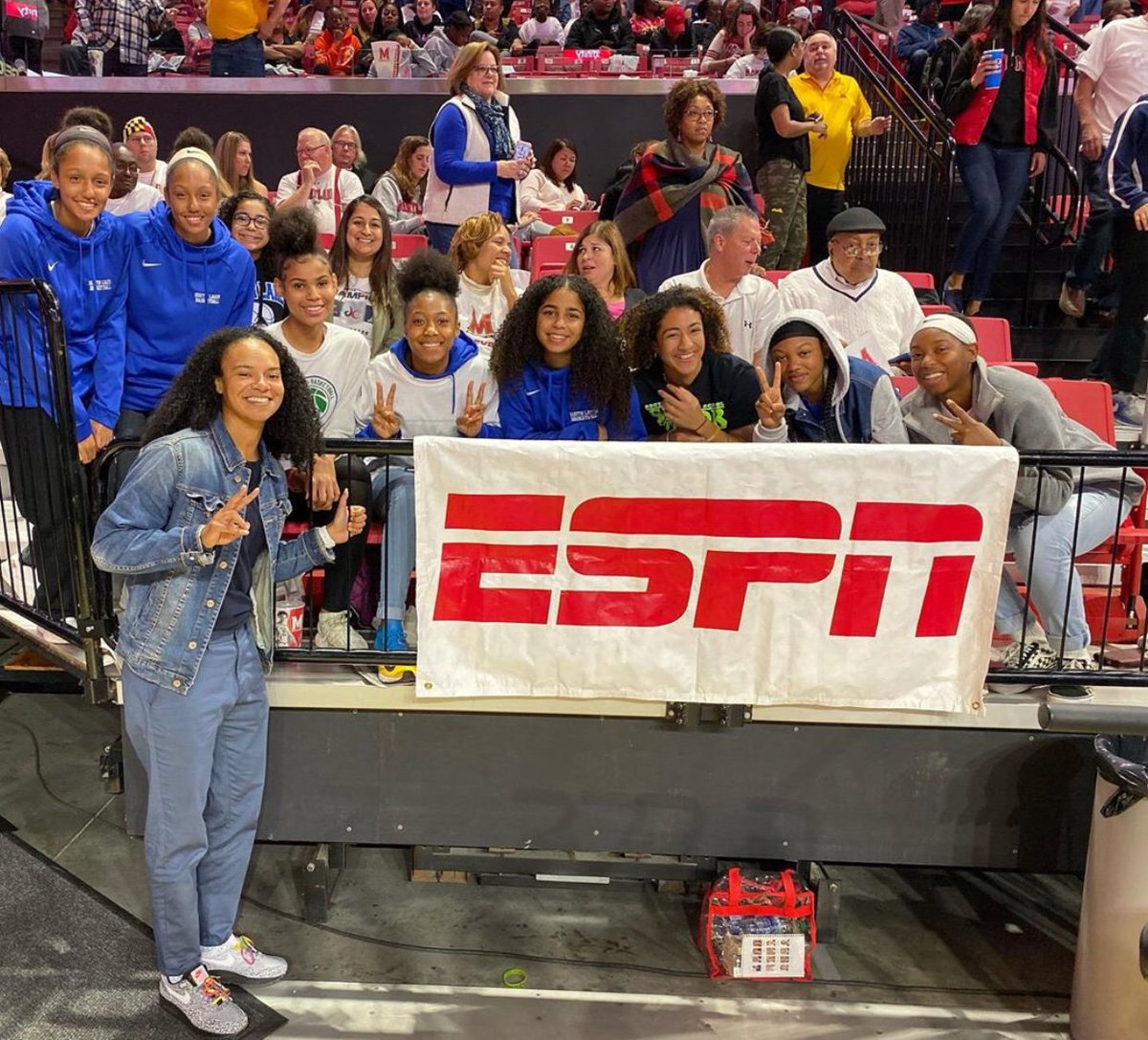 SLGirlsBBall_'s tweet image. Seeing is believing.. and representation matters. Loved seeing some of our Seahawks enjoying a Top 10 @ncaawbb battle between #4 @umdwbb and #8 @GamecockWBB . #GoSeahawks 😃💙💚🏀