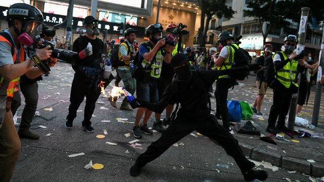thehill's tweet photo. Video shows Hong Kong police officer shooting protester https://t.co/yNqcoiT1CV https://t.co/K5nQeqKQSU