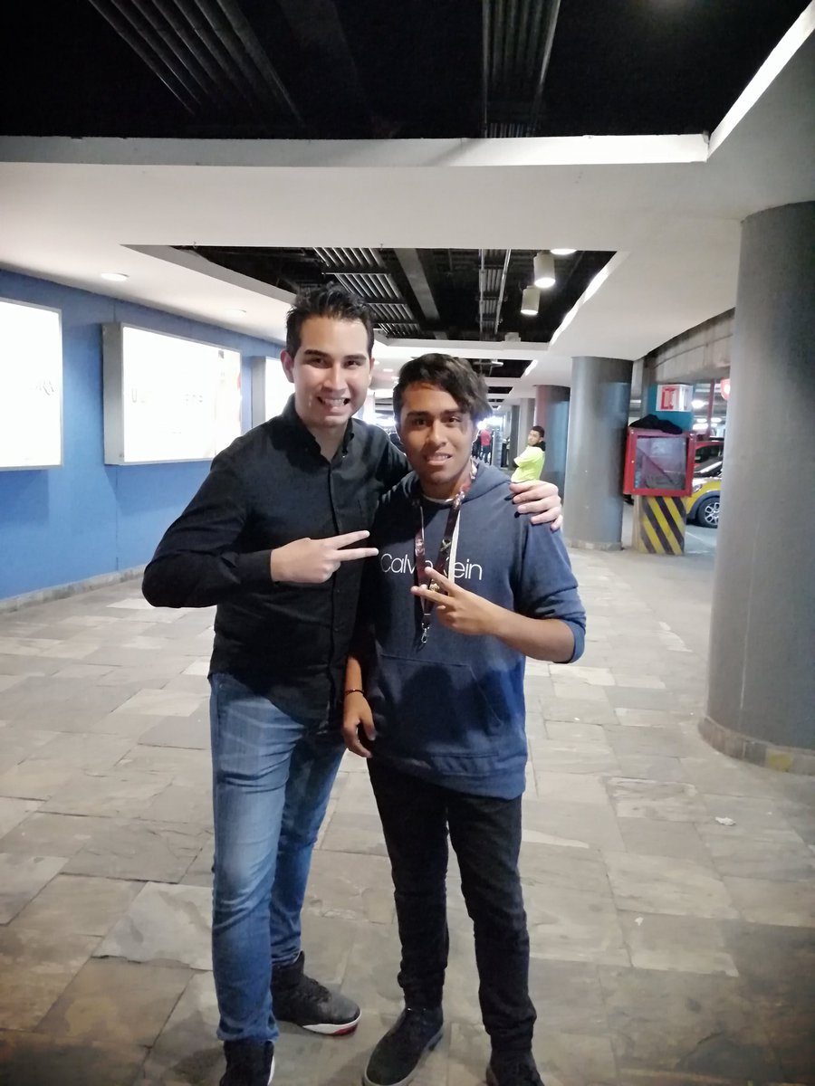 eber_ks's tweet photo. Una foto con @Theslayer360 en el #XboxFanFestNight! 🤪 https://t.co/kq4IicW34w