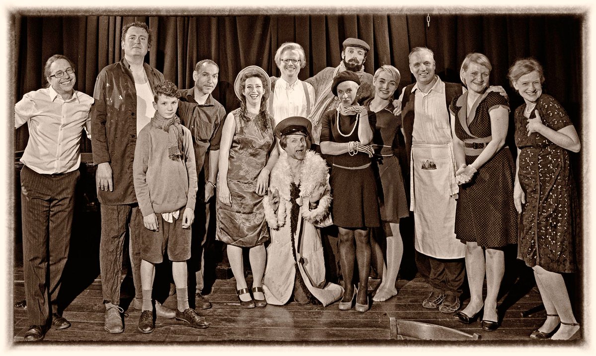 DIE SEIFENOPER-IMPROSCHAU Staffel IV | Folge 49 »anno 1950: Geburts- und Frauentag« vom 11. Mrz 2017 —Sonderausgabe zum 5 Jährigen Jubiäum mit <a href="/Kulturreederei/">Kulturreederei</a> <a href="/RaschidSidique/">Raschid Daniel Sidgi</a> u.v.a.
→ Am 9. Dez. 2019 feiern wir die 75. Folge im @WERK_2_Leipzig #südknecht75 #festspielwoche